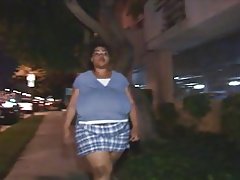 Riesige schwarze Hündin wird gefickt und isst cumload