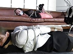 Zwei Mädchen hogtied