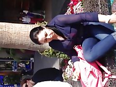 Blonde Milf in schiere Bluse