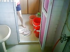 Ältere, unter der Dusche