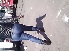 Ältere in engen jeans