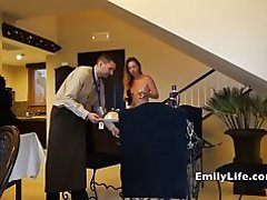 Nackte Mädchen offene Tür für den Zimmerservice