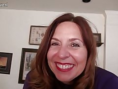 Freche amerikanische Mutter spielt mit sich selbst