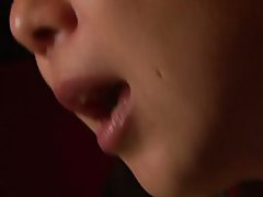 Zwei Mädchen und ein Kerl ficken, während andere zusehen