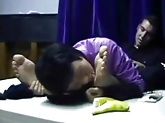 Chinesische Milf anbetet männliche Füße