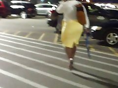 Breite Hüften, Milf engen gelben Rock...